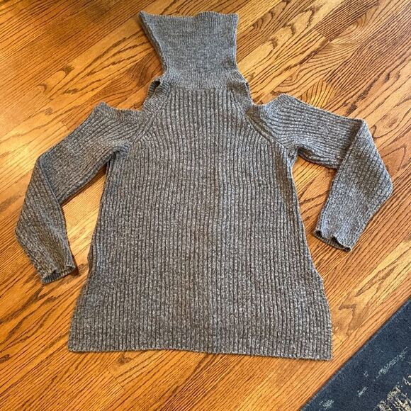 CUPCAKES AND CASHMERE
Rodell Cold Shoulder Sweater In Medium Heather Grey - Picture 2 of 8